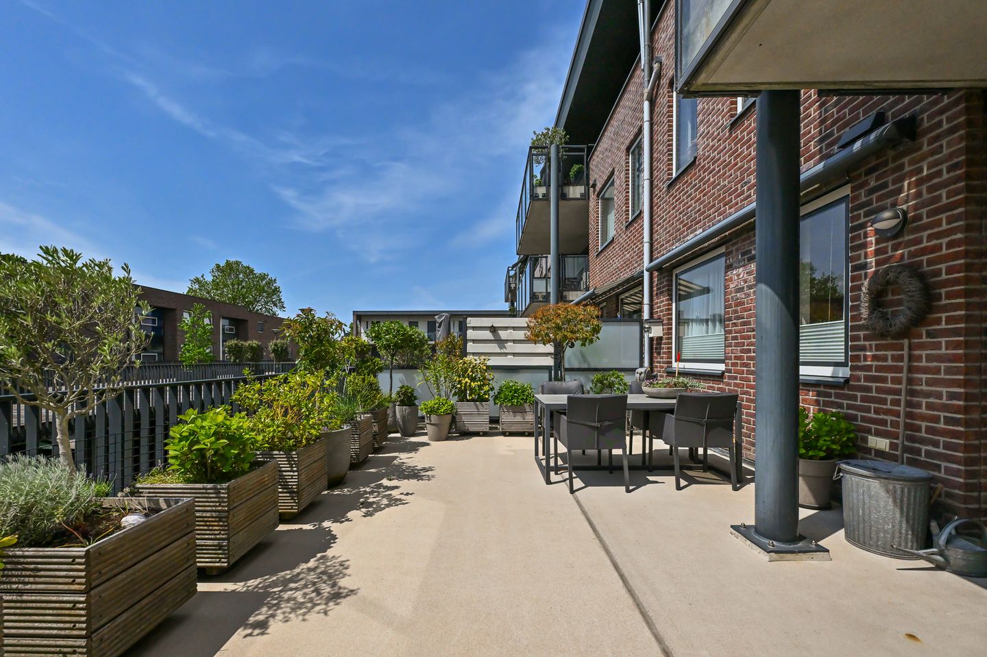 Spacious Apartment with Exceptional Sunny Terrace and Private Parking — 25