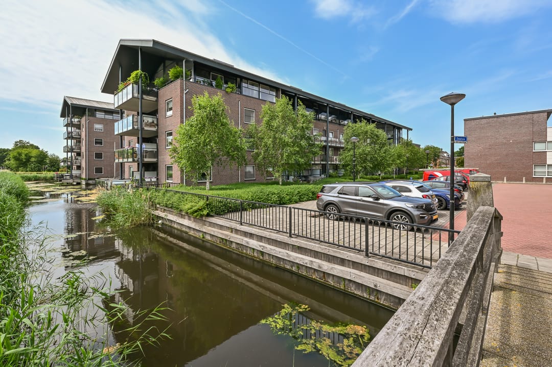 Geräumige Wohnung mit außergewöhnlichem sonnigen Terrassenbereich und privatem Parkplatz