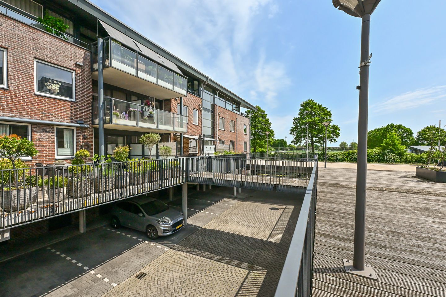 Spacious Apartment with Exceptional Sunny Terrace and Private Parking — 34