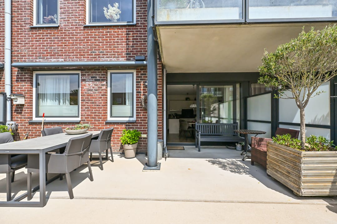 Spacious Apartment with Exceptional Sunny Terrace and Private Parking — 28