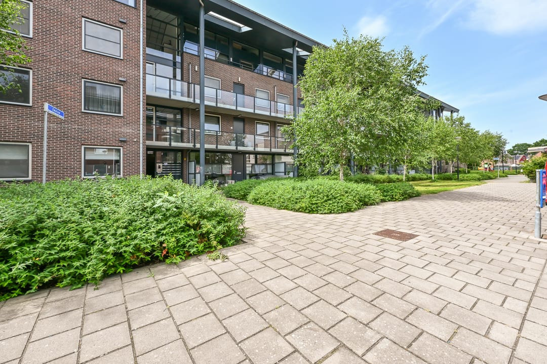 Spacious Apartment with Exceptional Sunny Terrace and Private Parking — 38