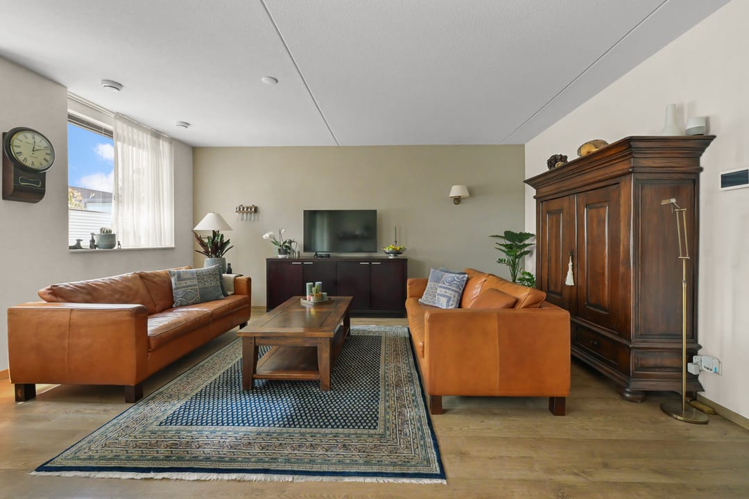 Spacious Apartment with Exceptional Sunny Terrace and Private Parking — 7