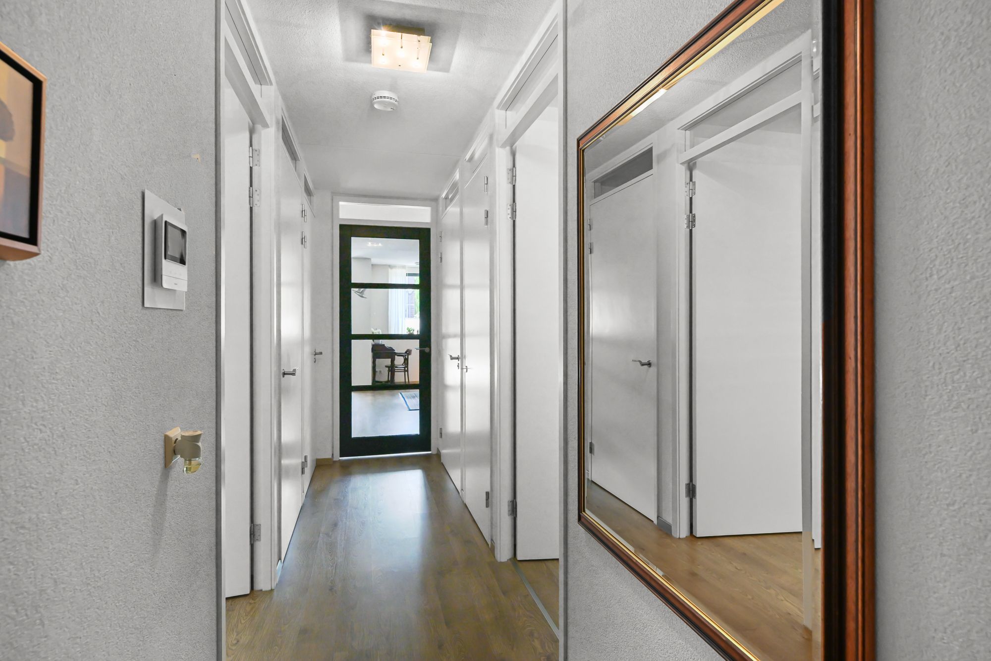 Spacious Apartment with Exceptional Sunny Terrace and Private Parking — 12
