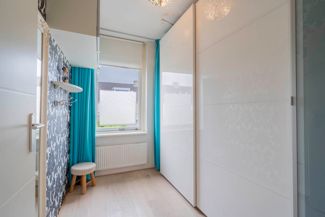 Ready-to-Move-In Family Home with Garden Room in Velserbroek — 38