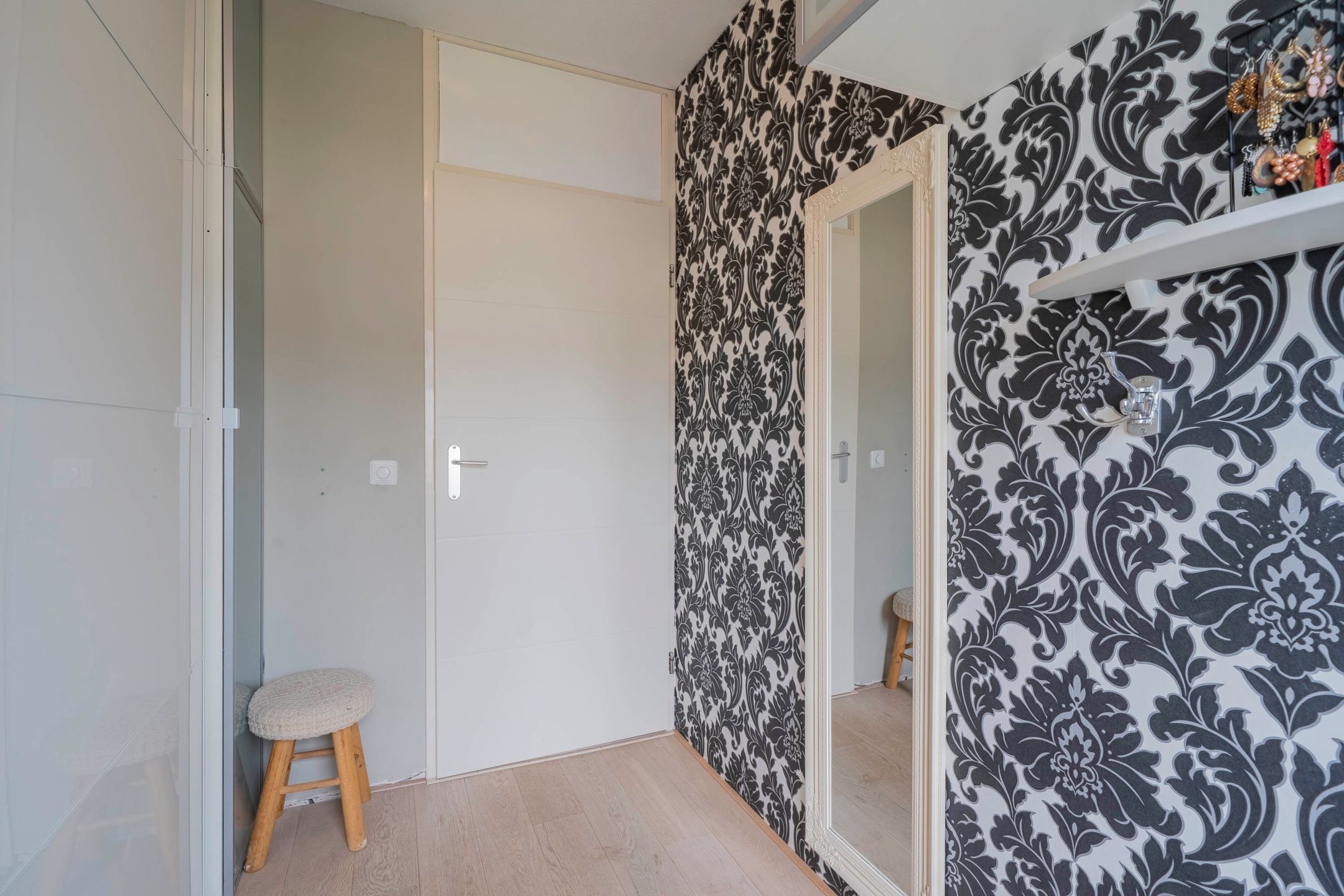Ready-to-Move-In Family Home with Garden Room in Velserbroek — 39