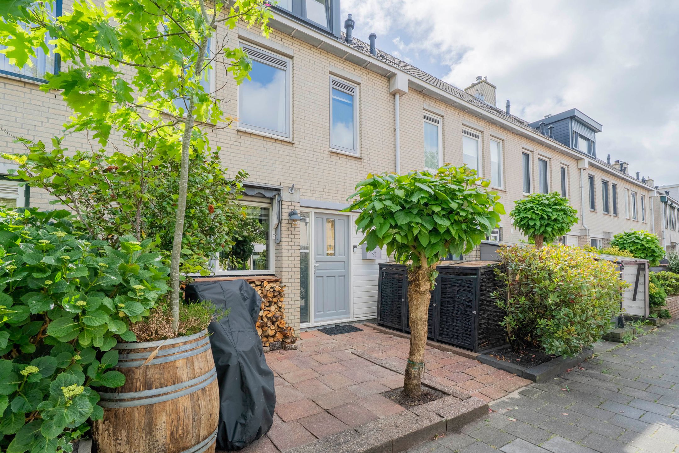 Ready-to-Move-In Family Home with Garden Room in Velserbroek — 54