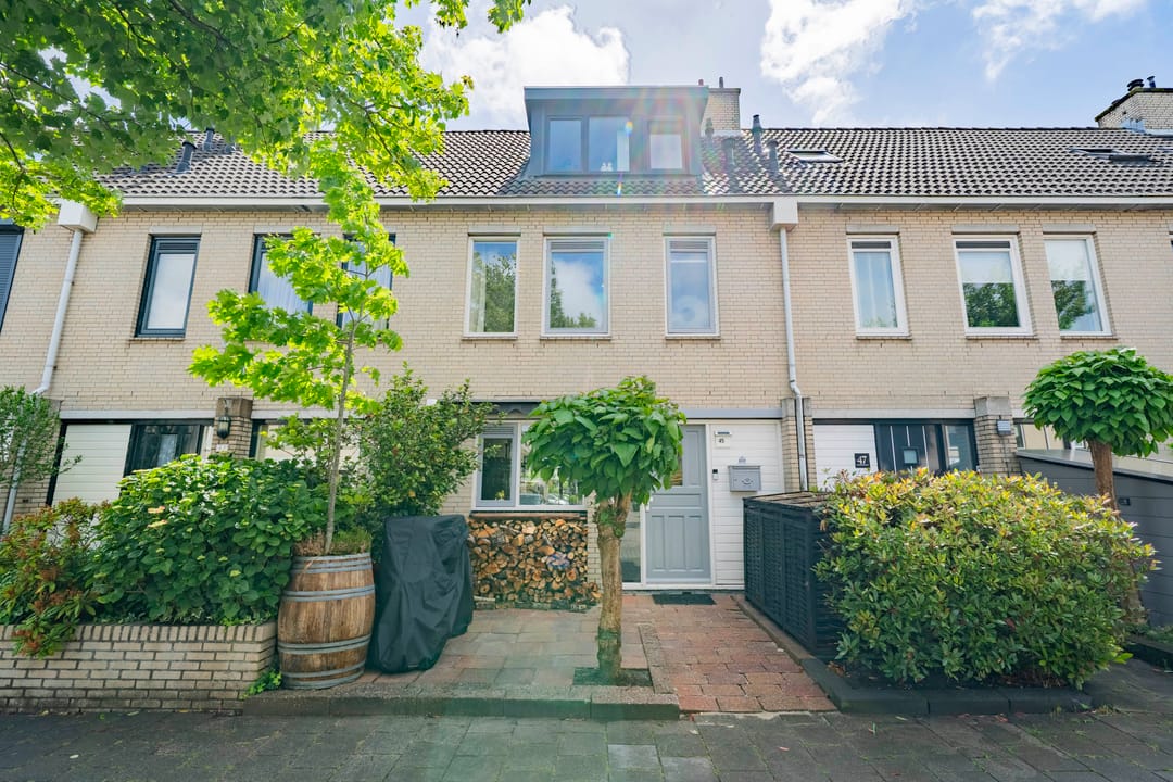 Ready-to-Move-In Family Home with Garden Room in Velserbroek — 53