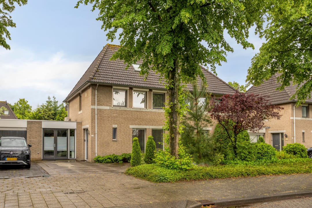 Villa a Schiera Ristrutturata con Giardino Esposto a Sud a Oss-Zuid