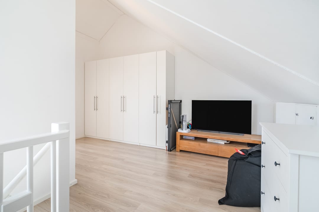 Spacious Semi-Detached Home with Large Waterfront Plot in Vleuterweide — 56