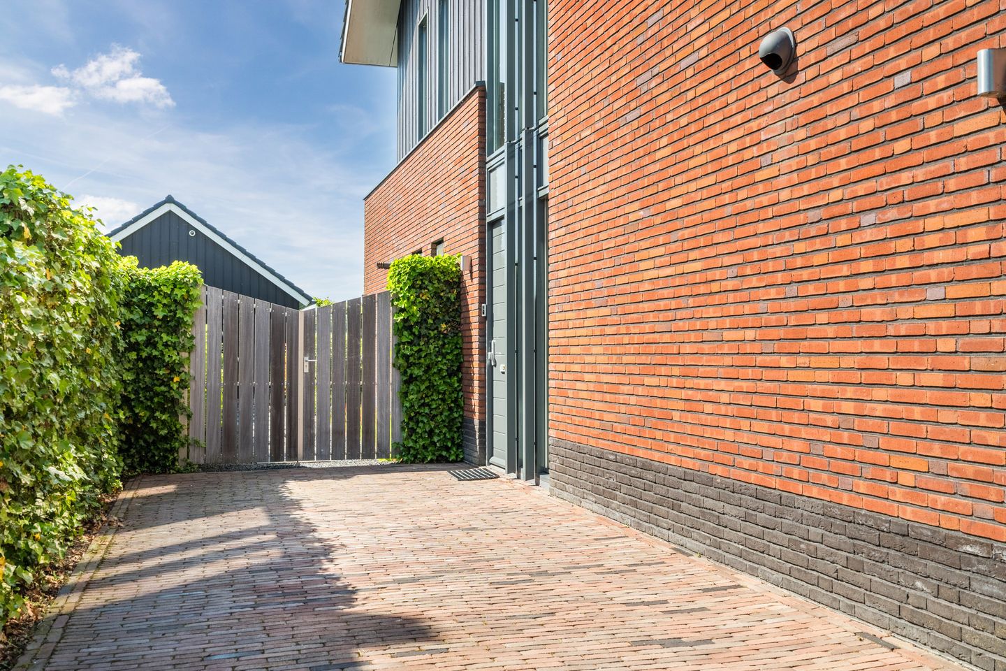 Spacious Semi-Detached Home with Large Waterfront Plot in Vleuterweide — 65