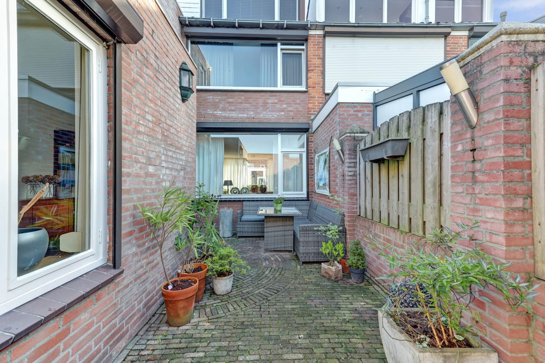 Spacious Four-Bedroom Terraced Home with Modern Renovations in Waalwijk — 28
