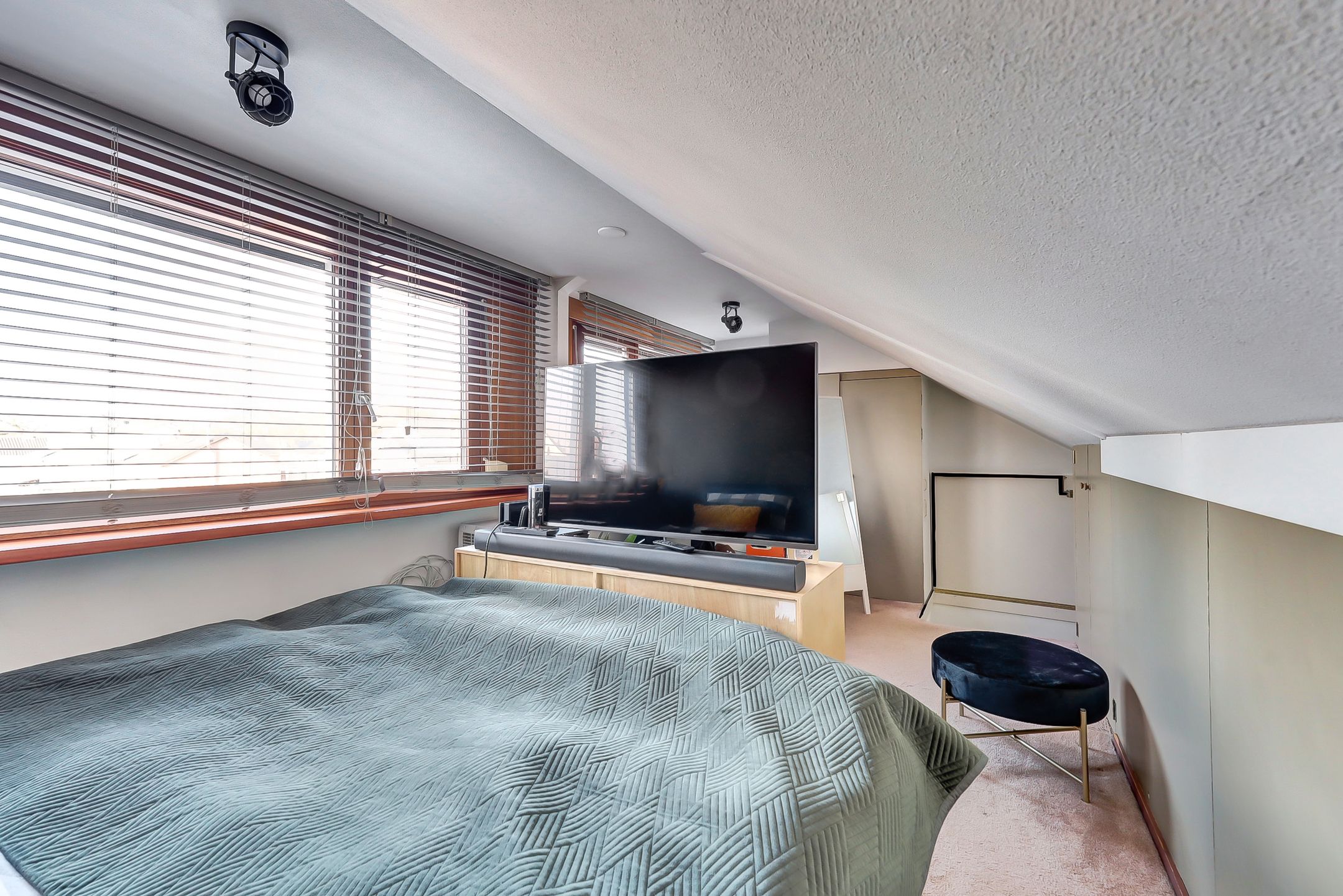 Spacious Four-Bedroom Terraced Home with Modern Renovations in Waalwijk — 24