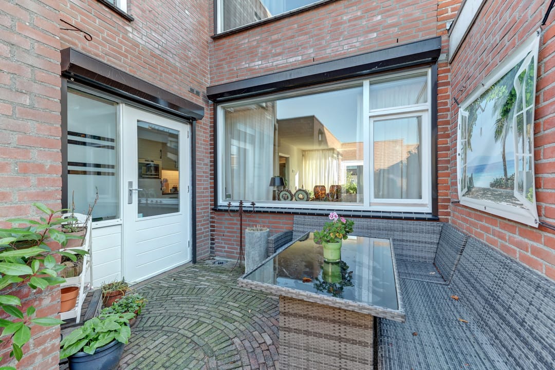 Spacious Four-Bedroom Terraced Home with Modern Renovations in Waalwijk — 26
