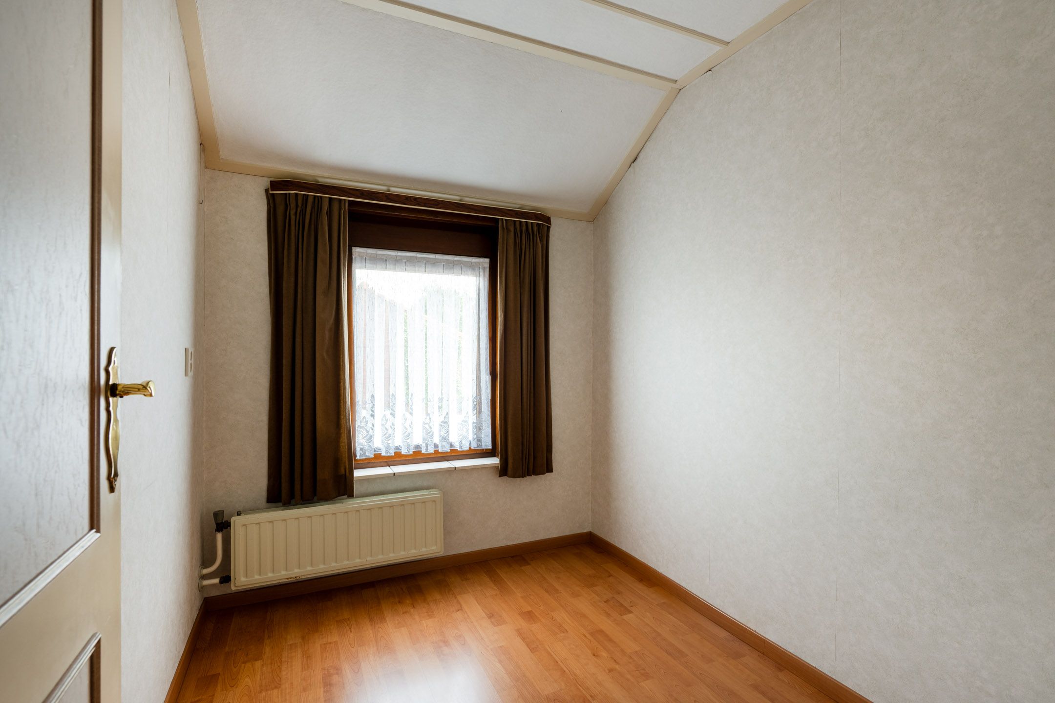Well-Maintained Terraced House with Spacious Garage and Deep Garden Near the Forest — 18