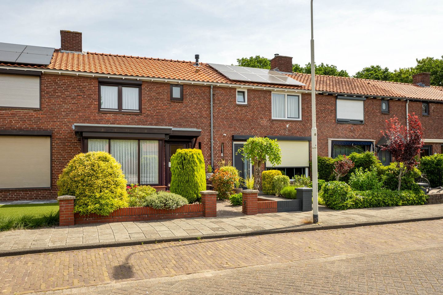 Well-Maintained Terraced House with Spacious Garage and Deep Garden Near the Forest — 35