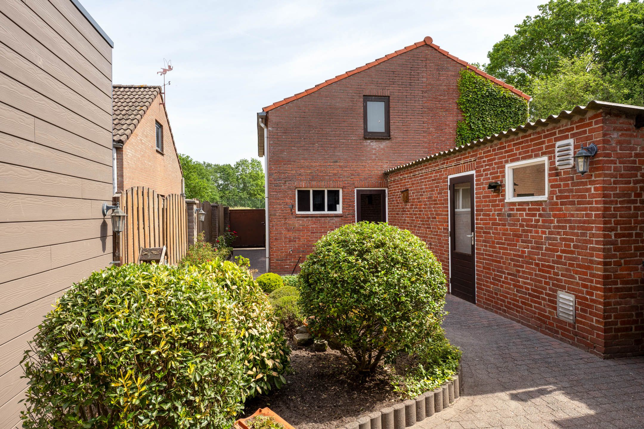 Well-Maintained Terraced House with Spacious Garage and Deep Garden Near the Forest — 24