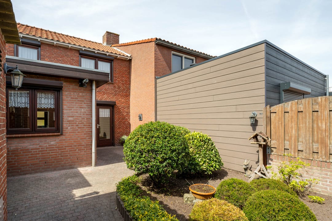 Well-Maintained Terraced House with Spacious Garage and Deep Garden Near the Forest — 22