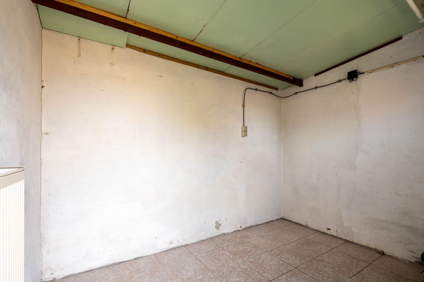 Well-Maintained Terraced House with Spacious Garage and Deep Garden Near the Forest — 25