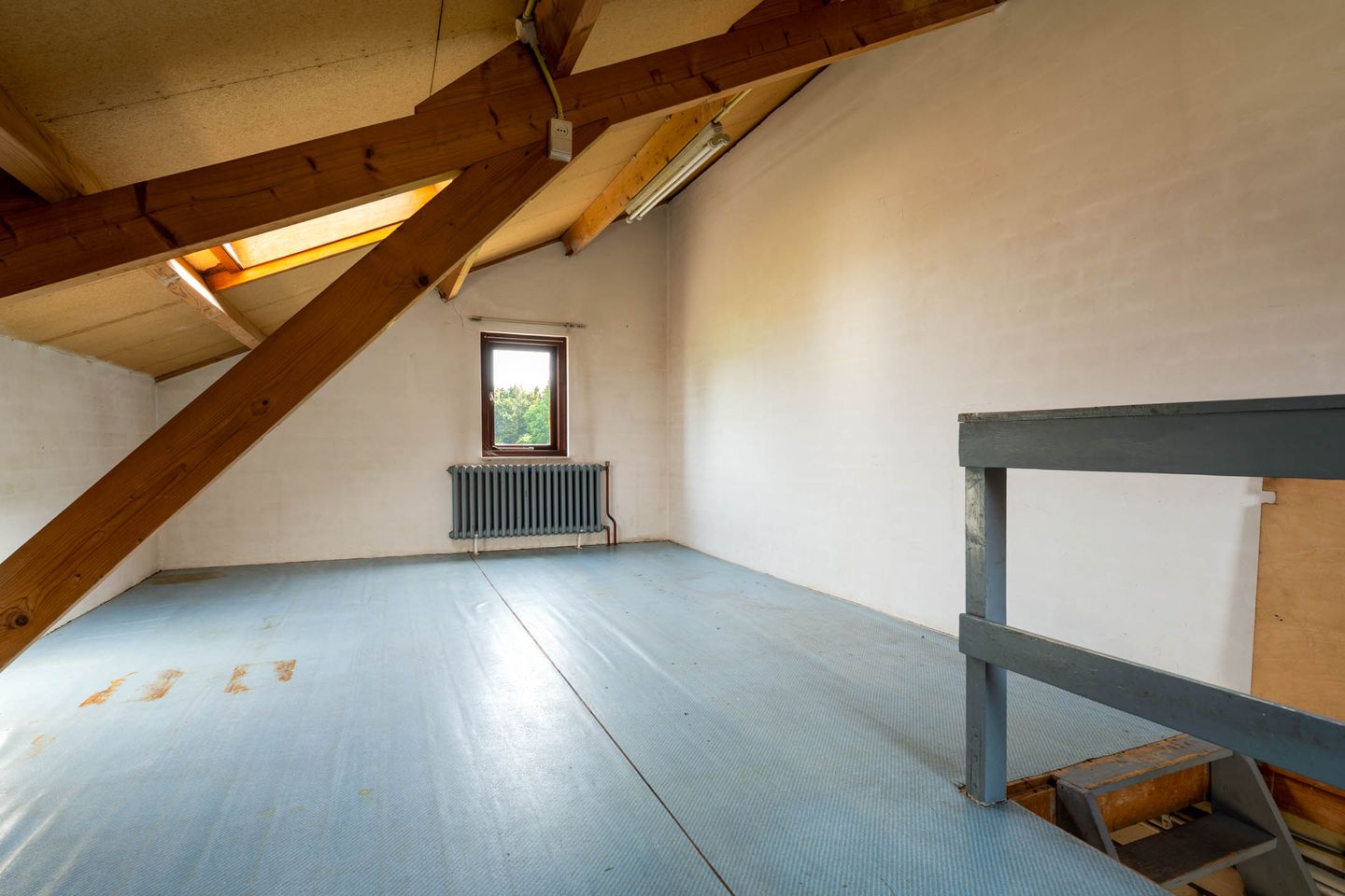 Well-Maintained Terraced House with Spacious Garage and Deep Garden Near the Forest — 29