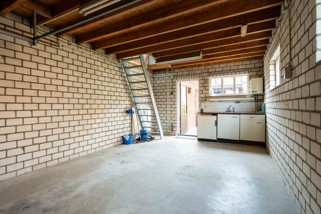 Well-Maintained Terraced House with Spacious Garage and Deep Garden Near the Forest — 28