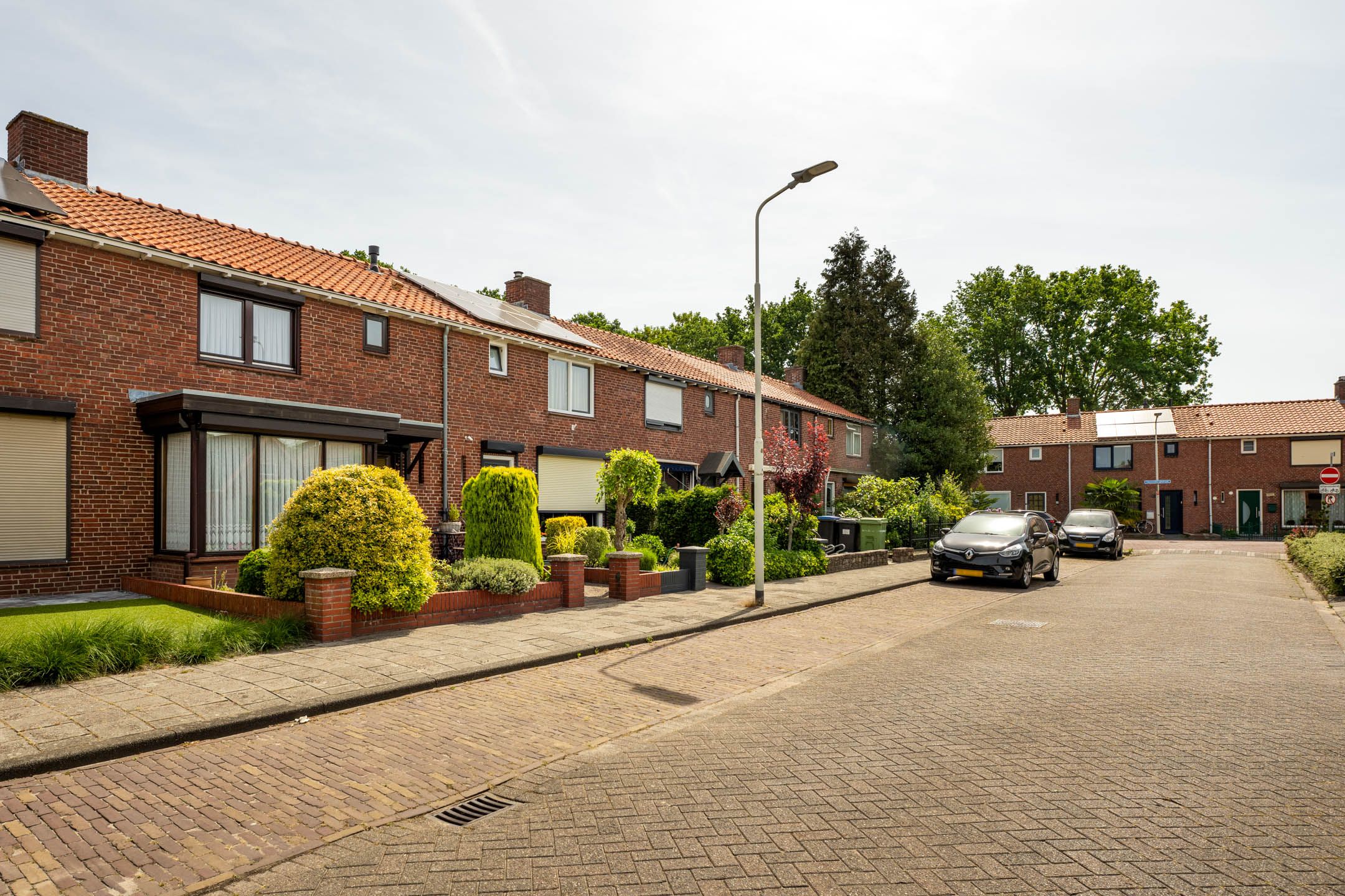 Well-Maintained Terraced House with Spacious Garage and Deep Garden Near the Forest — 36