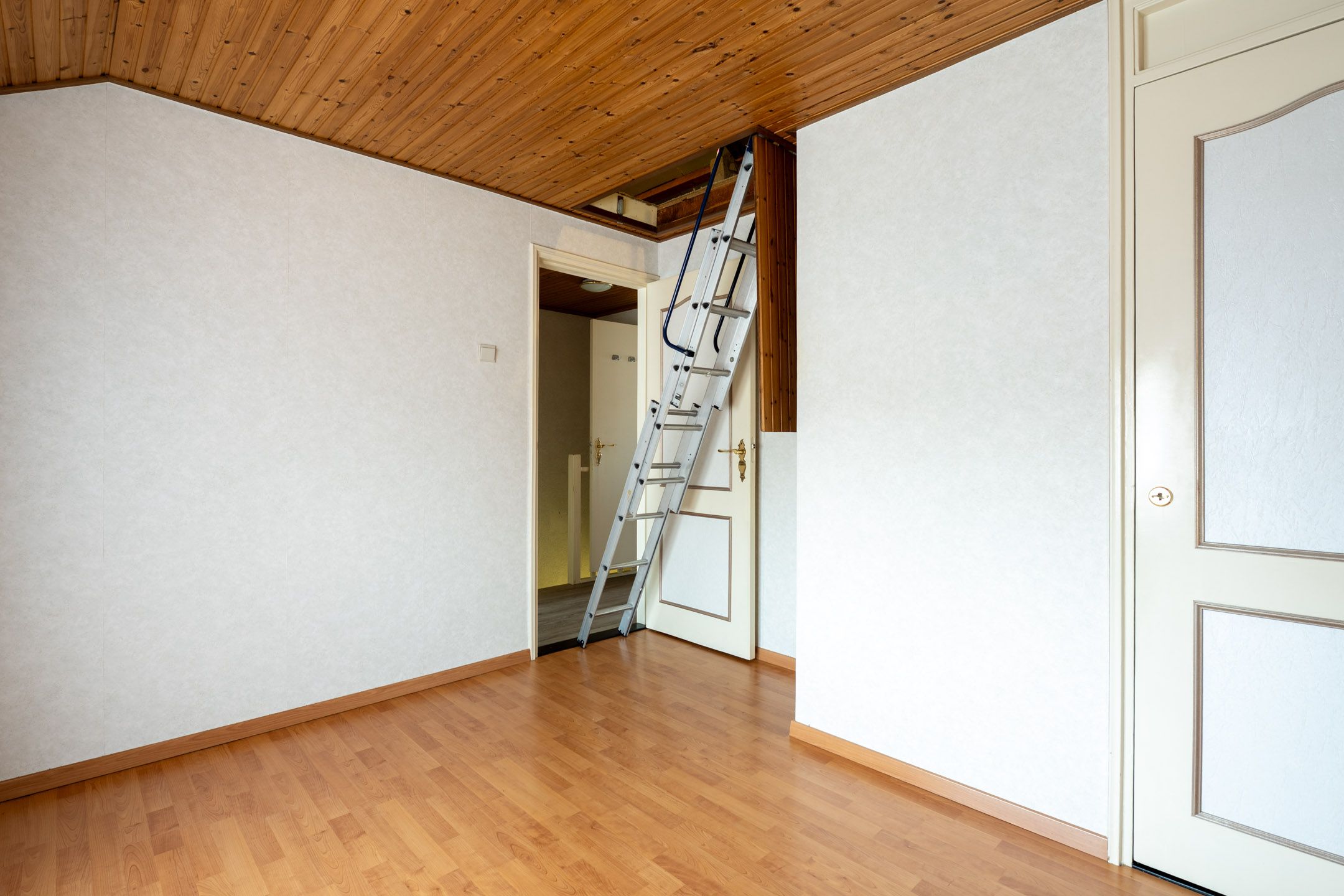 Well-Maintained Terraced House with Spacious Garage and Deep Garden Near the Forest — 15