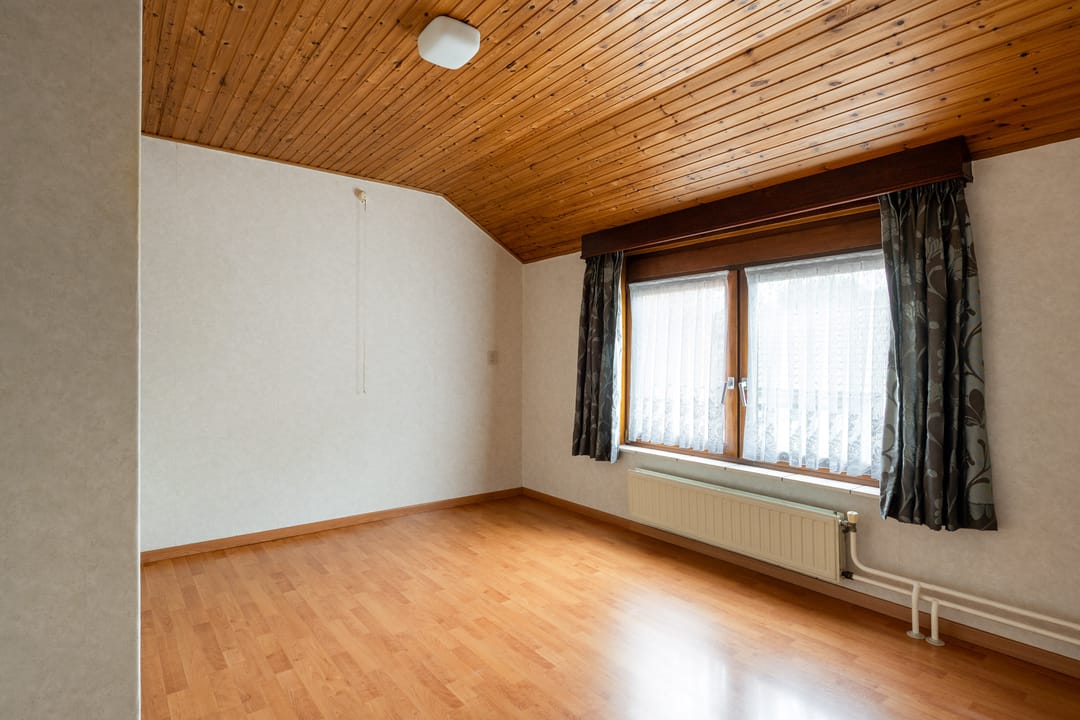 Well-Maintained Terraced House with Spacious Garage and Deep Garden Near the Forest — 13