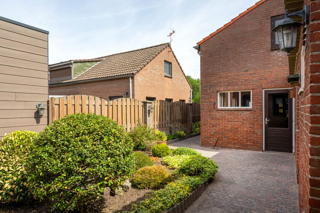 Well-Maintained Terraced House with Spacious Garage and Deep Garden Near the Forest — 26
