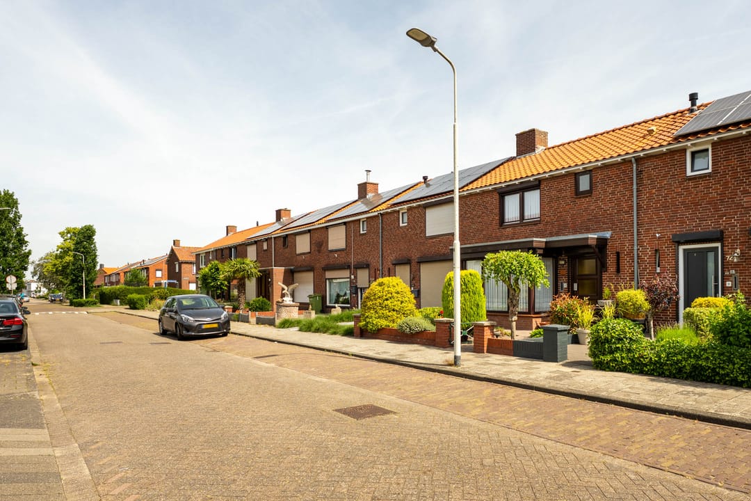 Well-Maintained Terraced House with Spacious Garage and Deep Garden Near the Forest — 37