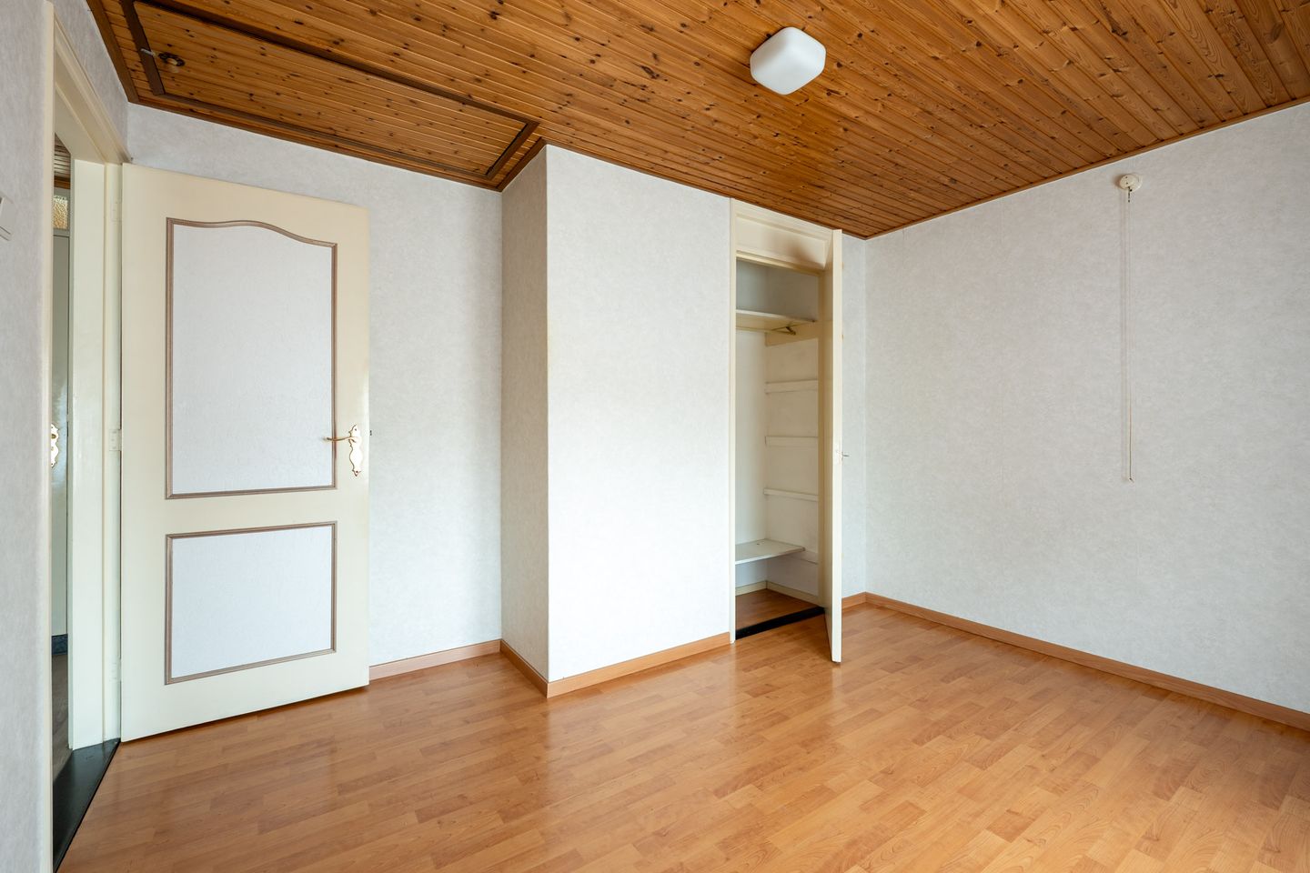 Well-Maintained Terraced House with Spacious Garage and Deep Garden Near the Forest — 14