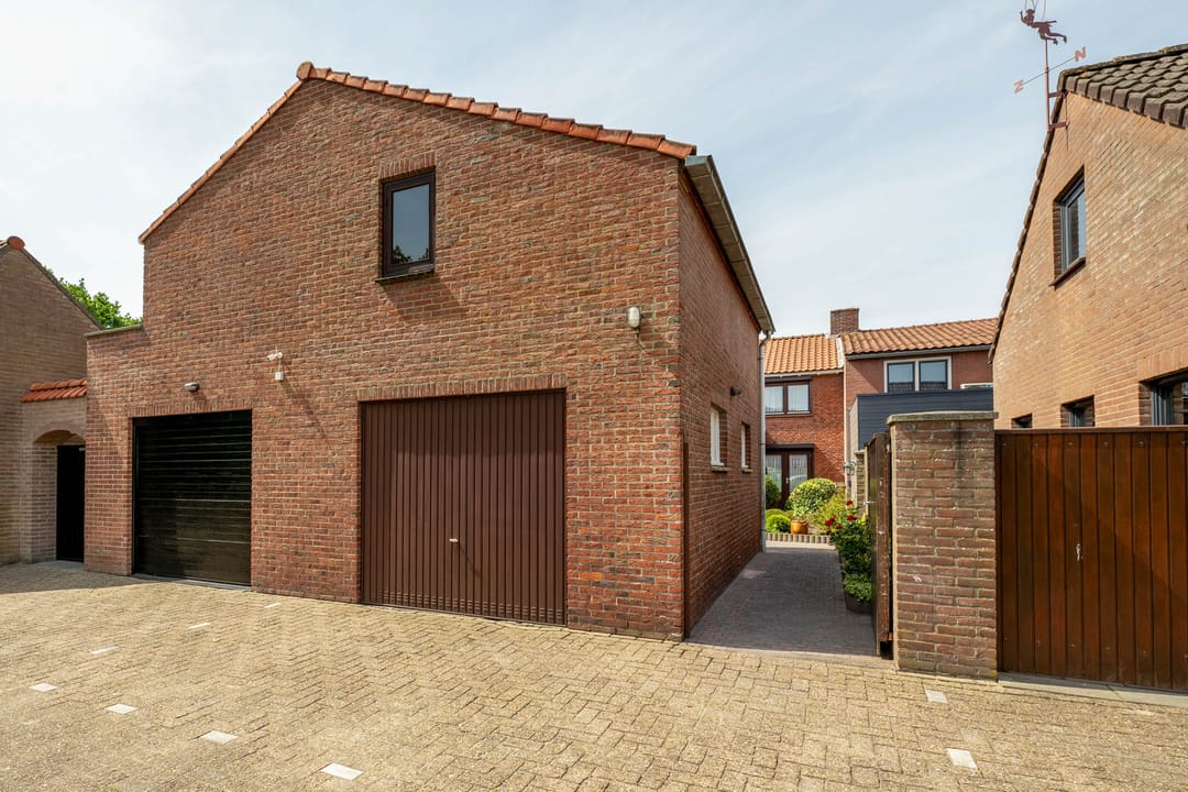 Well-Maintained Terraced House with Spacious Garage and Deep Garden Near the Forest — 31