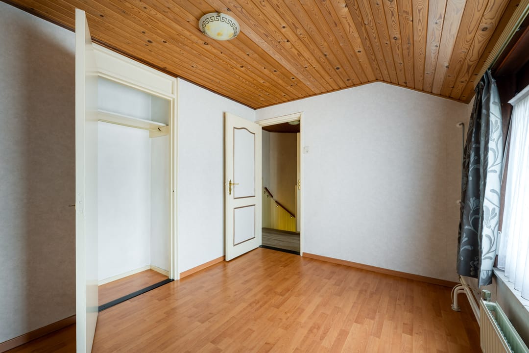 Well-Maintained Terraced House with Spacious Garage and Deep Garden Near the Forest — 17