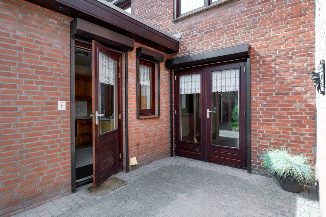Well-Maintained Terraced House with Spacious Garage and Deep Garden Near the Forest — 23