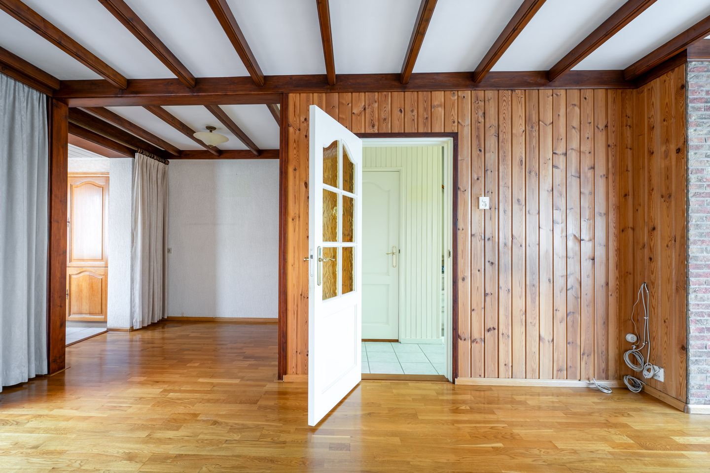 Well-Maintained Terraced House with Spacious Garage and Deep Garden Near the Forest — 10