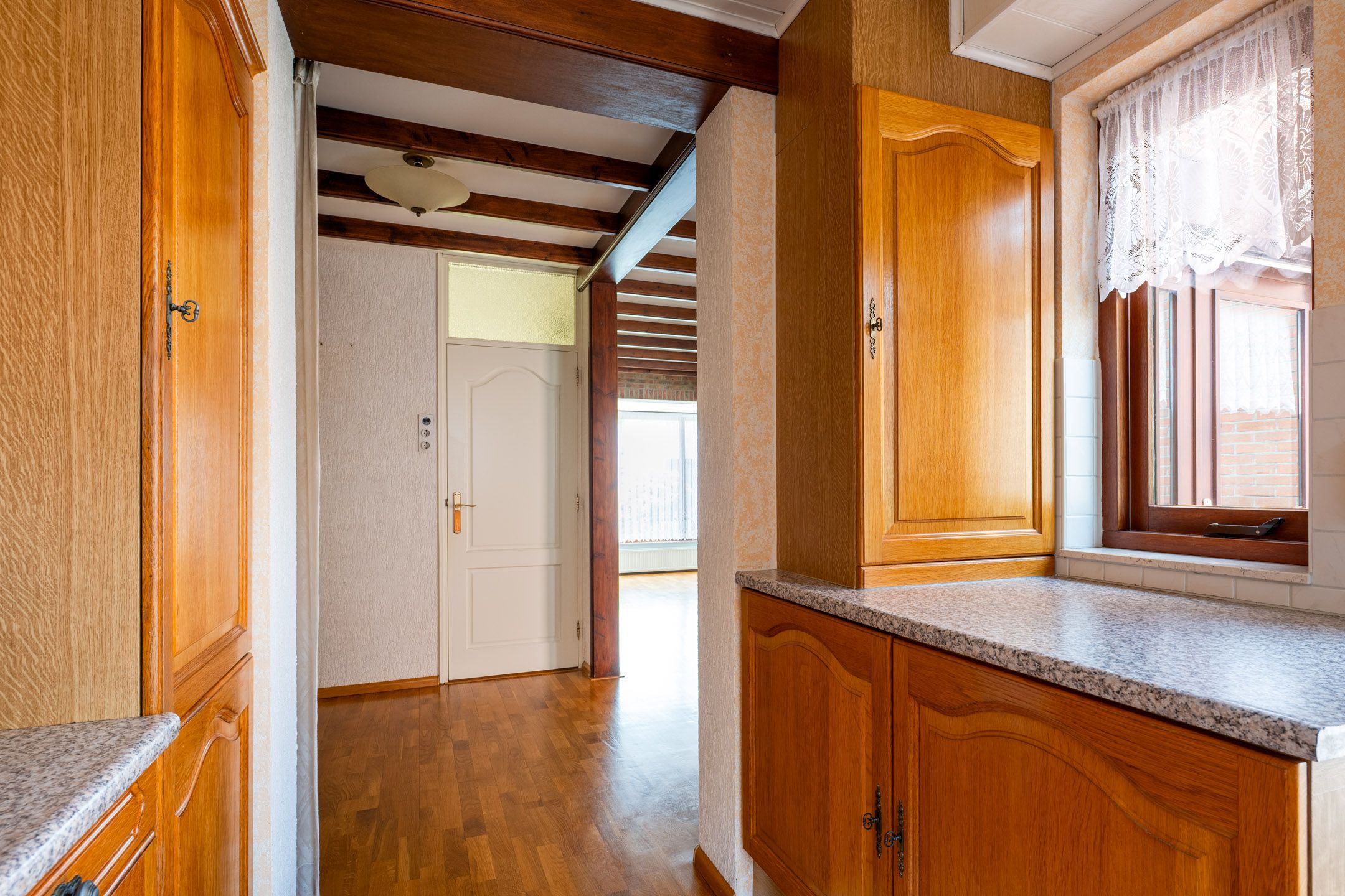 Well-Maintained Terraced House with Spacious Garage and Deep Garden Near the Forest — 9
