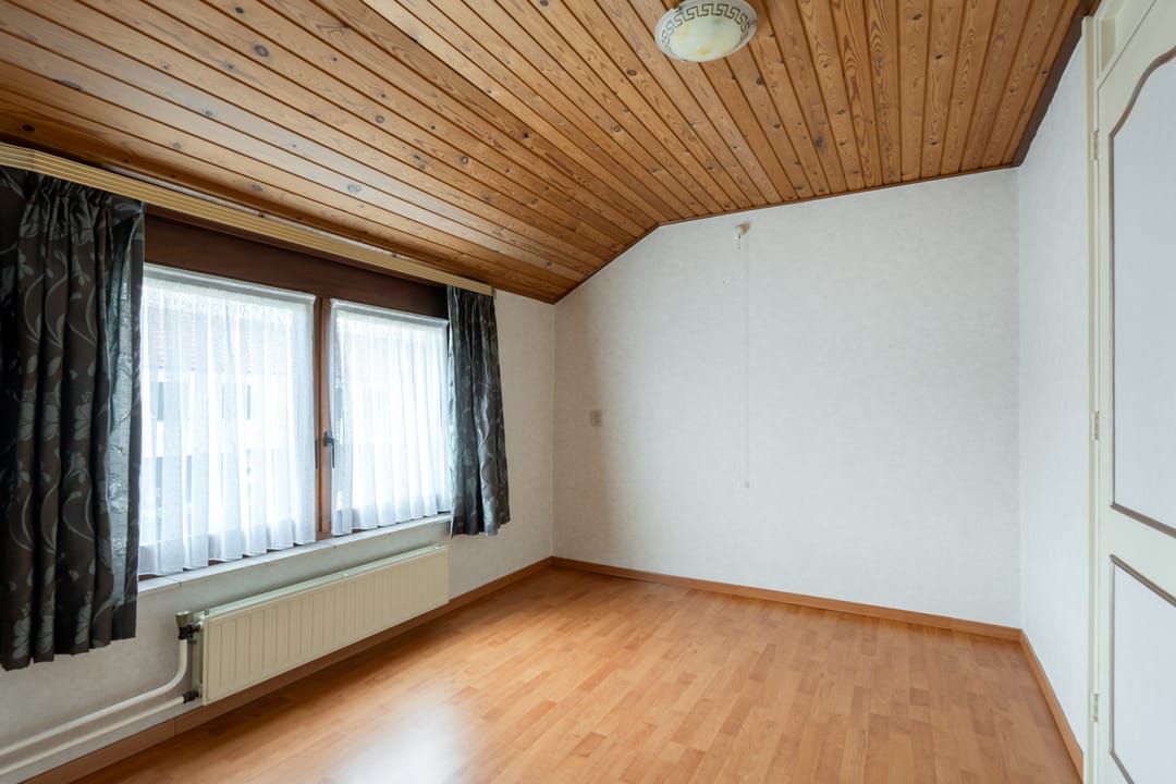 Well-Maintained Terraced House with Spacious Garage and Deep Garden Near the Forest — 16