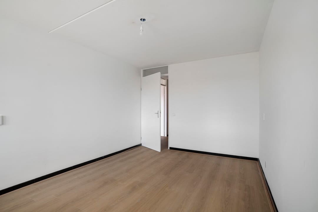 Modern Apartment with Parking and Water Views in The Hague — 11
