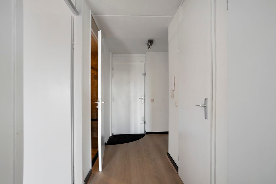 Modern Apartment with Parking and Water Views in The Hague — 13
