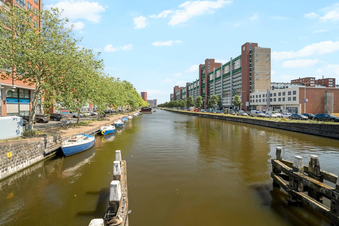 Modern Apartment with Parking and Water Views in The Hague — 26