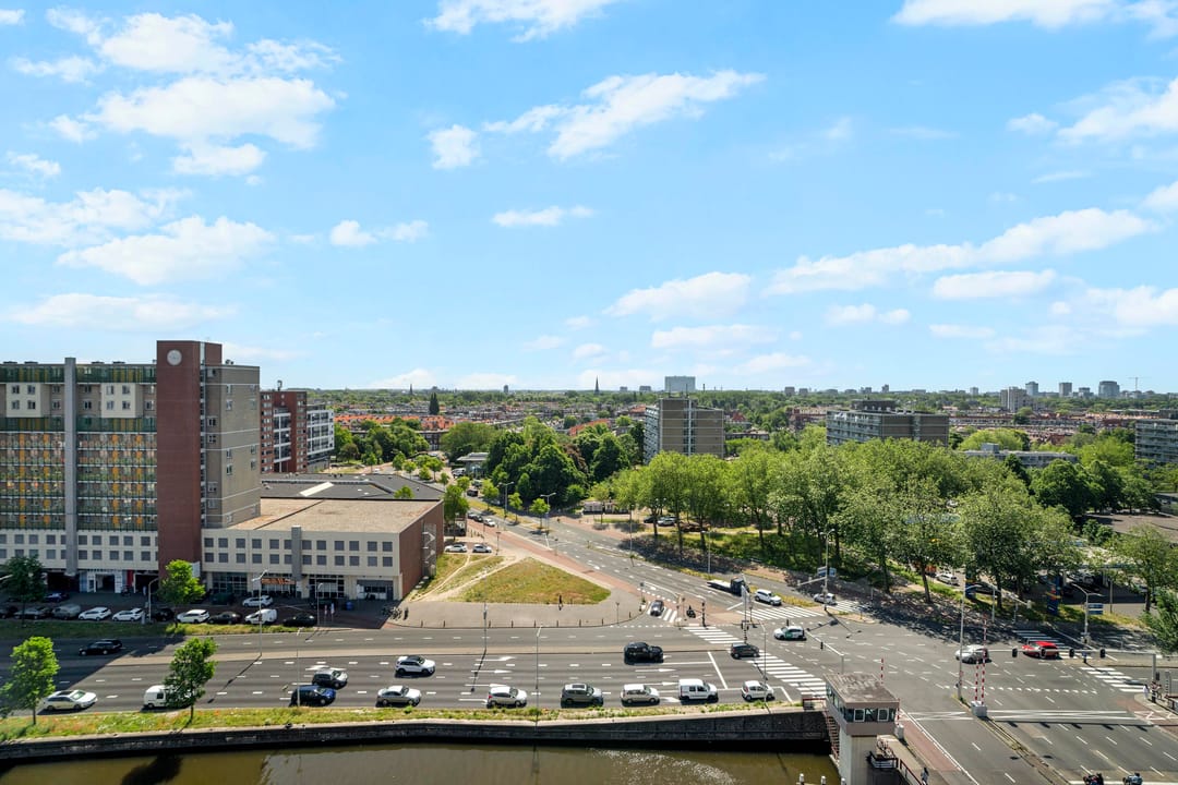 Modern Apartment with Parking and Water Views in The Hague — 16
