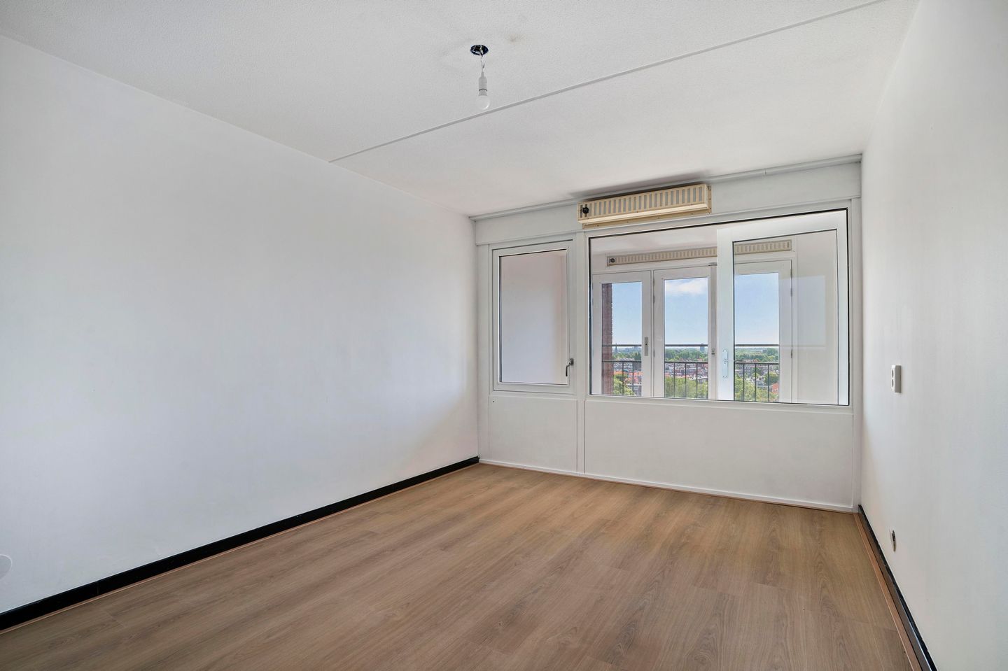 Modern Apartment with Parking and Water Views in The Hague — 10