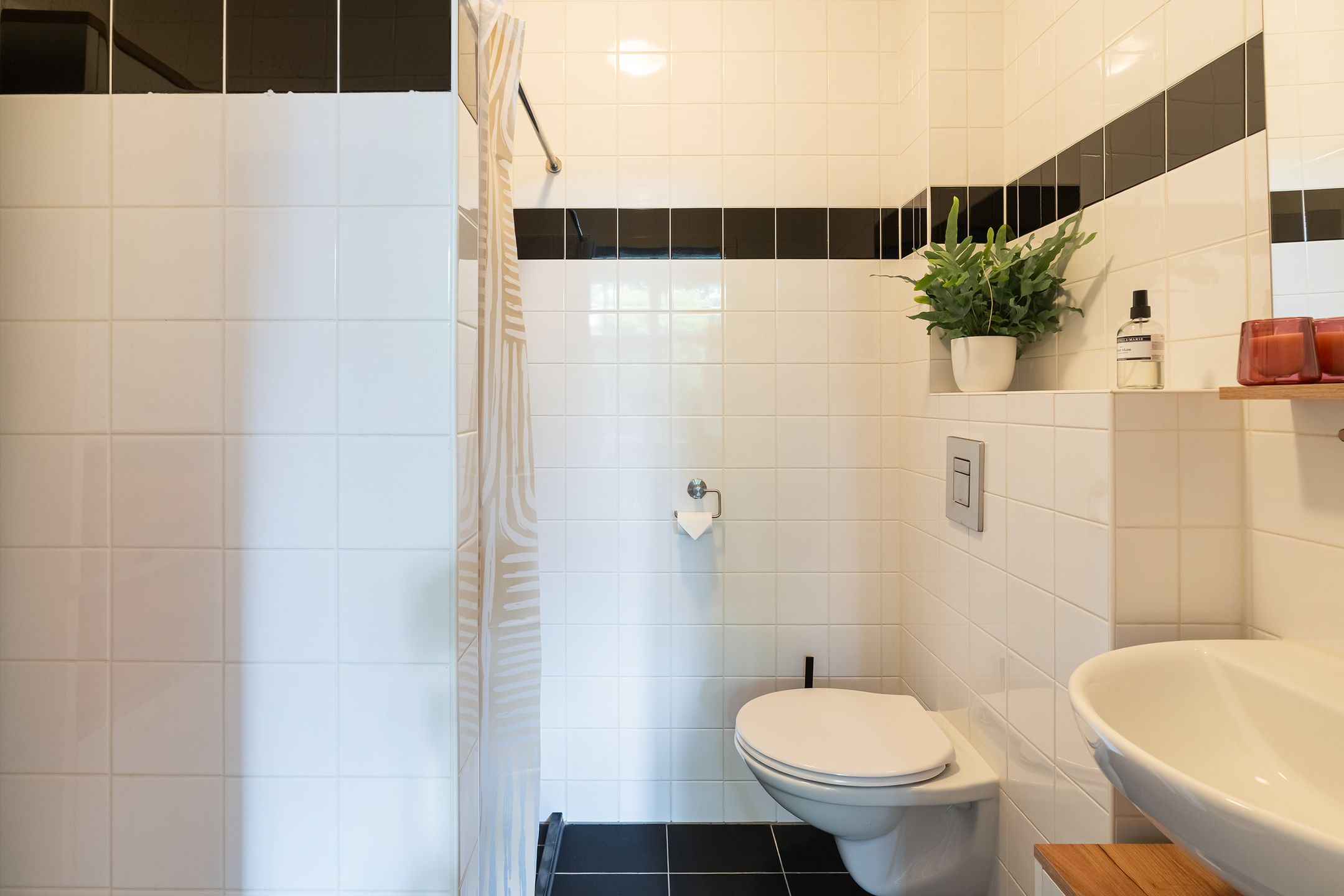 Characterful Ground Floor Apartment with Spacious Garden in Historic Leiden Building — 18