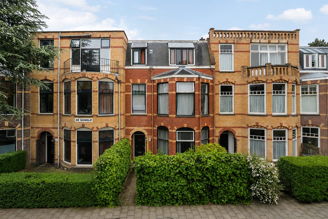 Apartamento con encanto en planta baja con amplio jardín en edificio histórico de Leiden