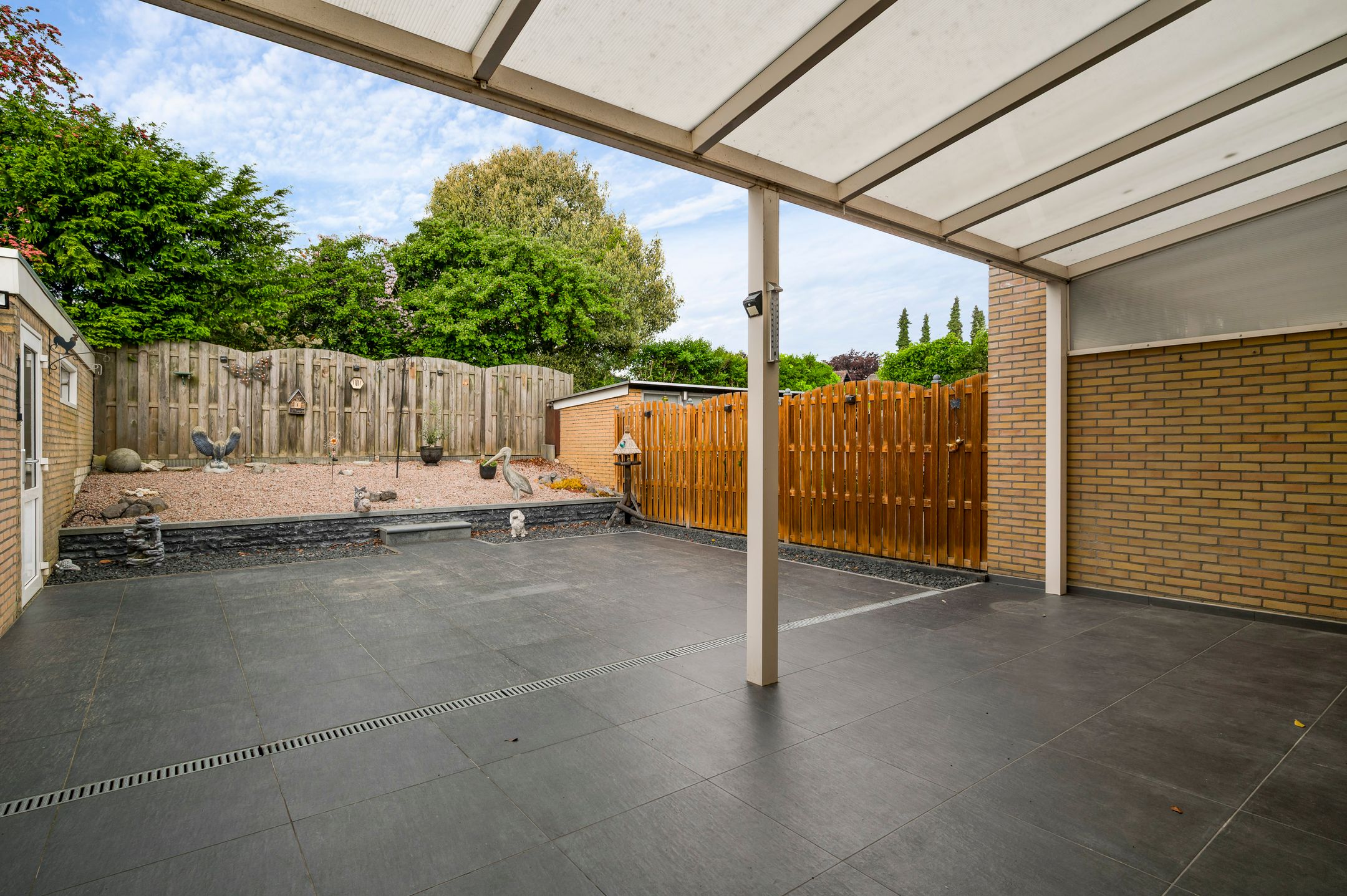 Spacious Semi-Detached Home with Large Garage in Maasniel — 15