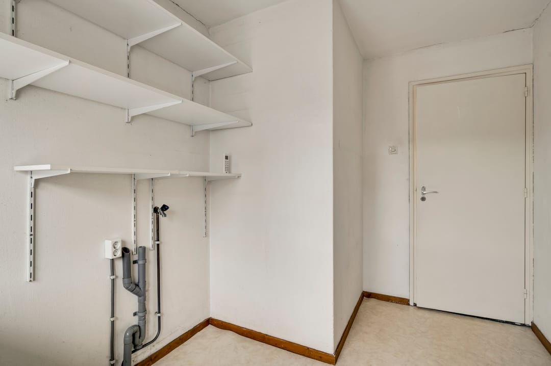 Spacious Semi-Detached Home with Large Garage in Maasniel — 28
