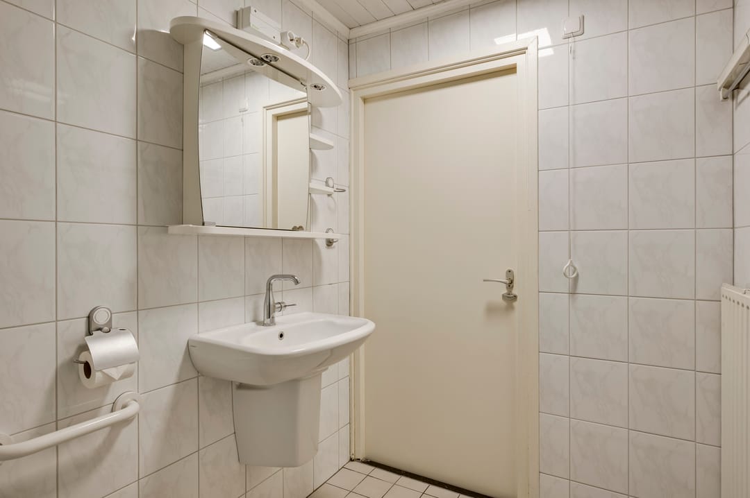 Spacious Semi-Detached Home with Large Garage in Maasniel — 26