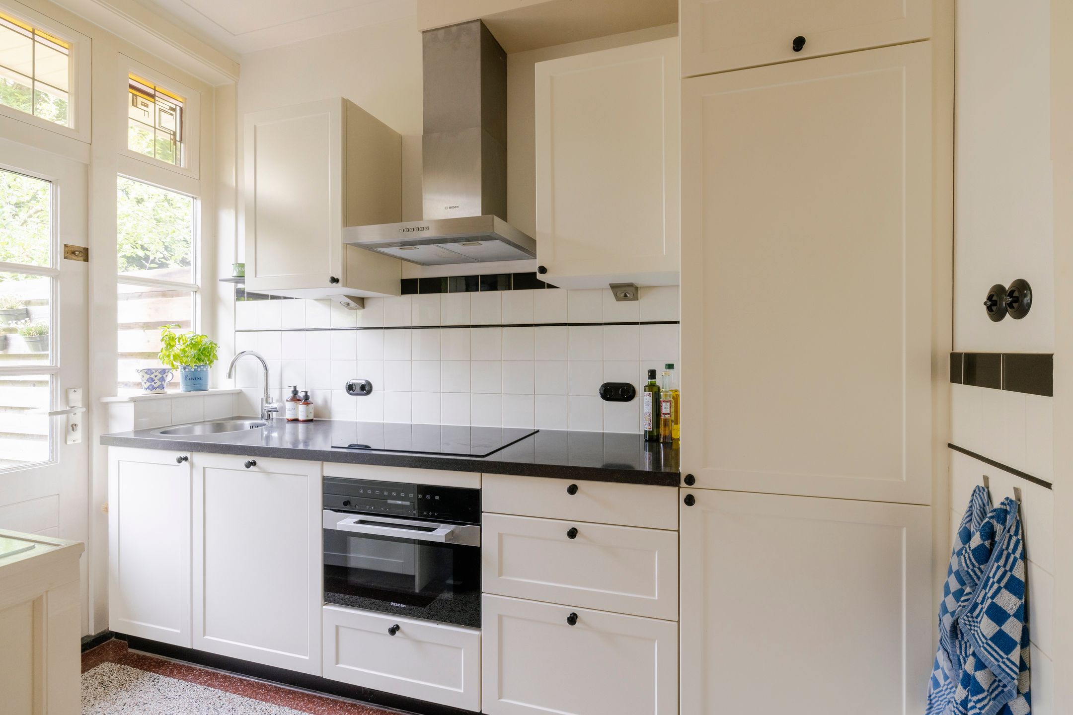 Spacious 1930s Terraced House with 6 Bedrooms in Popular Haarlem Neighborhood — 12