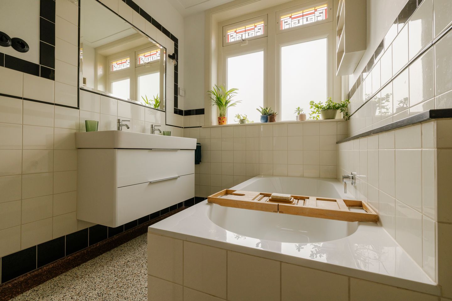 Spacious 1930s Terraced House with 6 Bedrooms in Popular Haarlem Neighborhood — 35