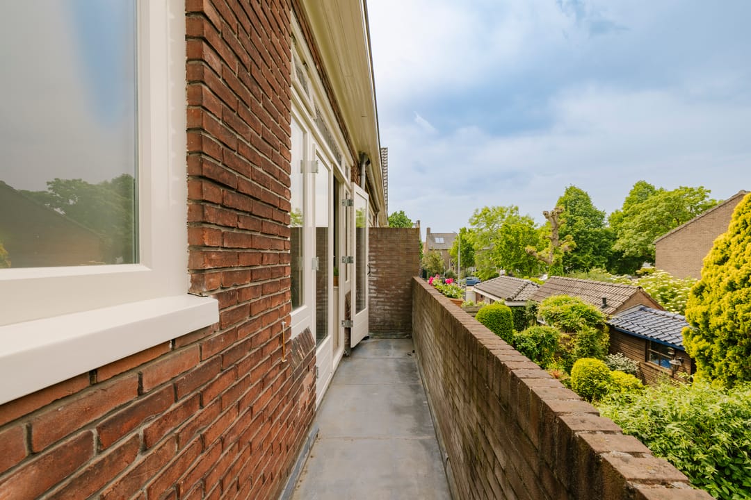Spacious 1930s Terraced House with 6 Bedrooms in Popular Haarlem Neighborhood — 28