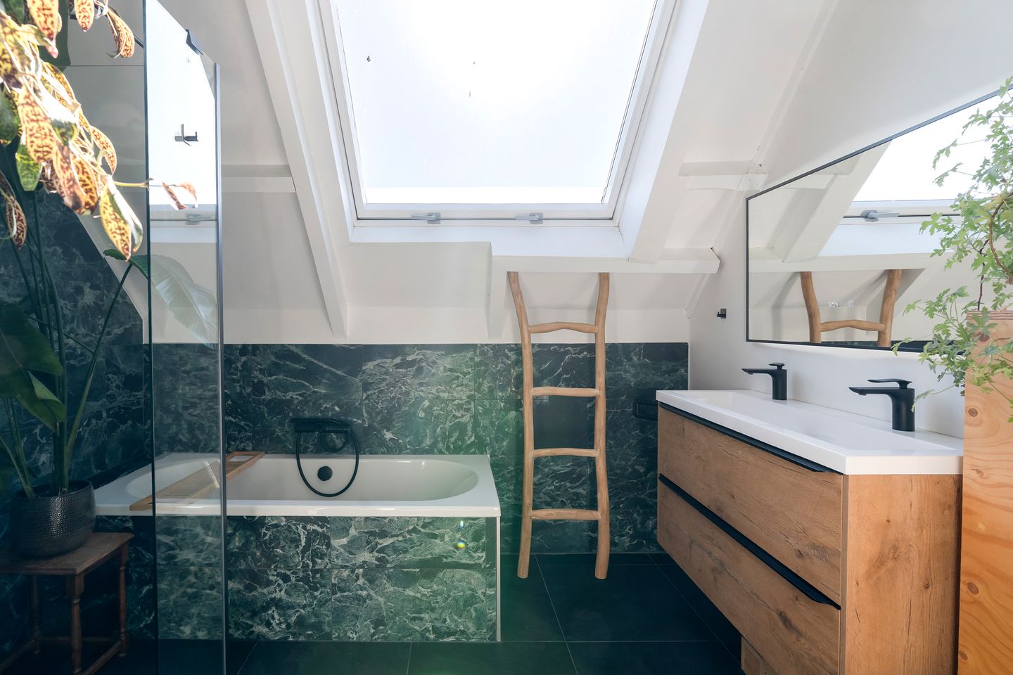 Spacious Double Upper-Floor Apartment with Balcony and Green Views in Leiden — 19